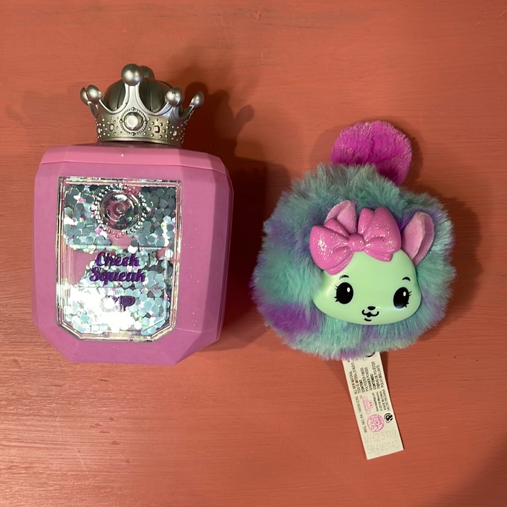 Cheek Squeak Pikmi Pops
